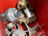 une boîte rouge sur laquelle figurent la statue d'une personne et un arrosoir