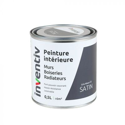 le pot de peinture est posé sur une surface blanche