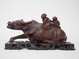 une statue représentant un homme chevauchant un éléphant avec deux enfants sur le dos