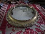 un miroir posé sur une table recouverte d'une nappe rouge et blanche