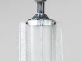 un gros plan d'un plafonnier muni d'un abat-jour en verre transparent