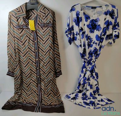 deux robes sur un cintre à côté d'une robe sur un cintre