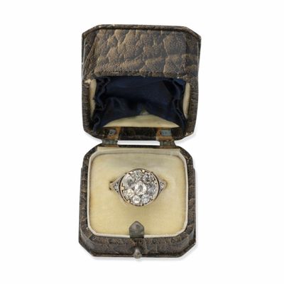 une photo d'une bague en diamant ancienne dans un écrin