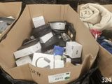 une pile de cartons remplis d'appareils électroniques