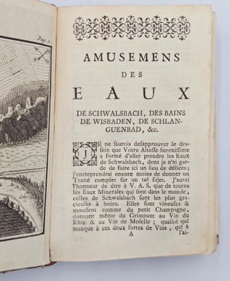un livre ouvert sur lequel figure l'image d'une ville