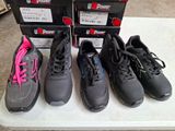 Plusieurs paires de chaussures sont alignées sur une table devant une boîte de « power shoes »