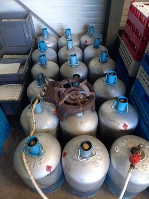 de nombreuses bouteilles de gaz propane dans un garage