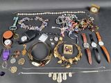 beaucoup de bijoux posés sur la table