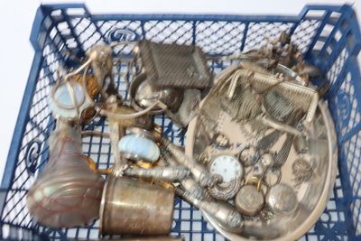 un panier rempli d'objets métalliques divers