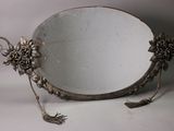 un miroir orné de fleurs, posé sur une table