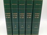 six livres verts empilés les uns sur les autres sur une surface blanche