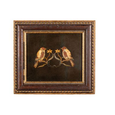 PAIRE DE COMPOSITIONS EN MARBRE ENGAGÉ POLYCHROME ET TERRE C…