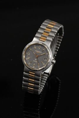 gros plan d'une montre sur une surface noire avec un fond noir