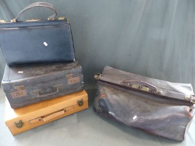plusieurs bagages empilés les uns sur les autres sur une table