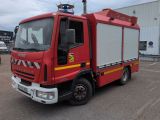 un camion de pompiers rouge garé sur un parking