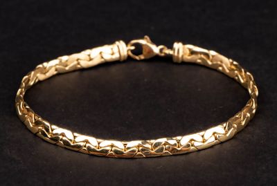 un bracelet en or sur fond noir