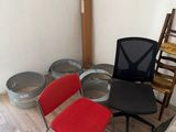 plusieurs chaises et une table dans une pièce où se trouve une chaise dans un coin