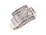 gros plan d'une bague en diamant sur fond blanc
