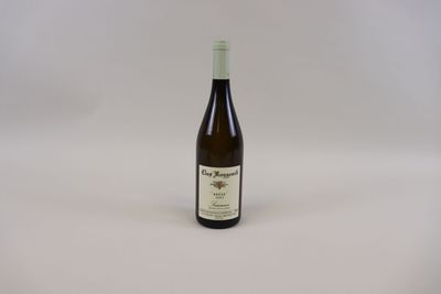une bouteille de vin posée sur une table