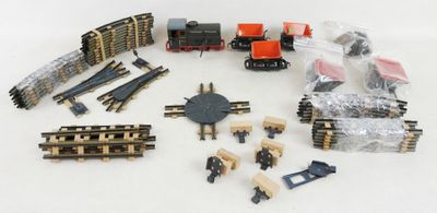 beaucoup de petits trains miniatures posés sur une surface blanche