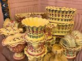 une table sur laquelle sont posées de nombreuses pièces de poterie