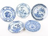 six assiettes bleues et blanches ornées de motifs sur un fond blanc