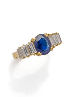 une bague en saphir et diamant