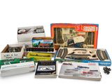 une boîte de rails de train et une boîte contenant plusieurs boîtes de rails de train