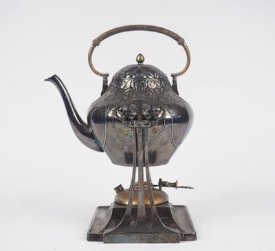 une théière ancienne en argent posée sur un socle et munie d'une anse