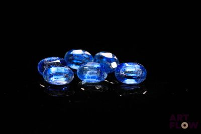 un ensemble de saphirs bleus posés sur une surface noire