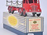 un camion jouet posé sur une boîte