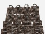 un lot de cinq sacs de courses à pois noirs et blancs