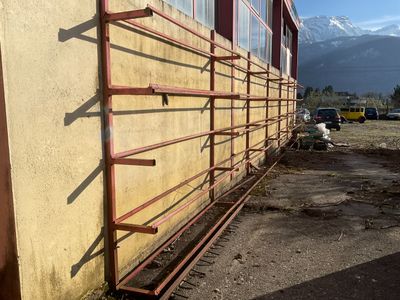 Rack à pneus (ancien et décoloré)