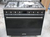 une photo d'un four de cuisine noir installé dans un garage