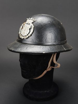 un gros plan d'un casque sur une tête de mannequin