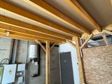 une photo d'une pièce dont le plafond est largement recouvert de bois