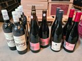 plusieurs bouteilles de vin sont alignées sur un comptoir