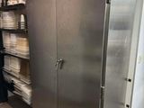 une armoire métallique au milieu d'une pièce