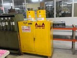 une armoire jaune au milieu d'une pièce