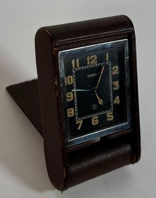 une petite horloge posée sur une table