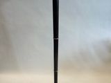 un lampadaire noir et doré avec un pied en métal