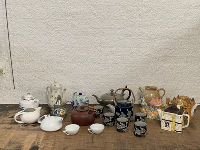 de nombreux types de théières et de tasses sur la table