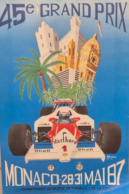 une vieille affiche représentant une voiture de course avec la silhouette d'une ville en arrière-plan