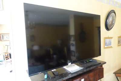 une télévision à écran plat posée sur une table en bois