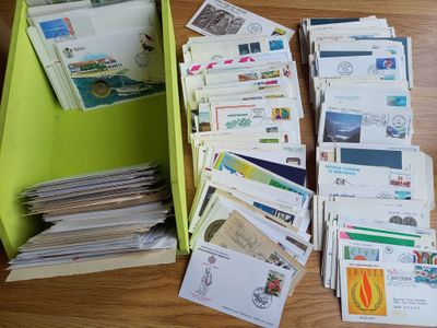 une boîte remplie de courrier posée sur une table