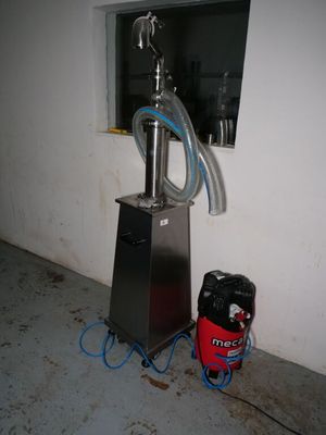 une machine posée par terre à côté d'une canette de soda
