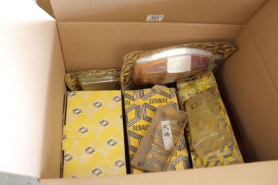 une boîte en carton remplie d'objets hétéroclites