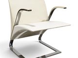 une photo d'un fauteuil en cuir blanc aux pieds chromés