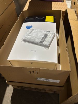 un carton contenant du matériel informatique posé par terre