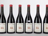 six bouteilles de vin rouge alignées